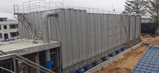 Sistema integrado de depuração de água industrial com bomba de fosso subterrâneo e deposição de floculantes